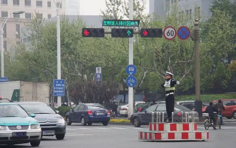 中国最奇葩的一条公路 1公里有31组红绿灯