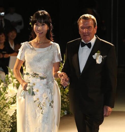 德国前总理施罗德第五次迈入婚姻殿堂 ，中国富豪姜凯出席受瞩目