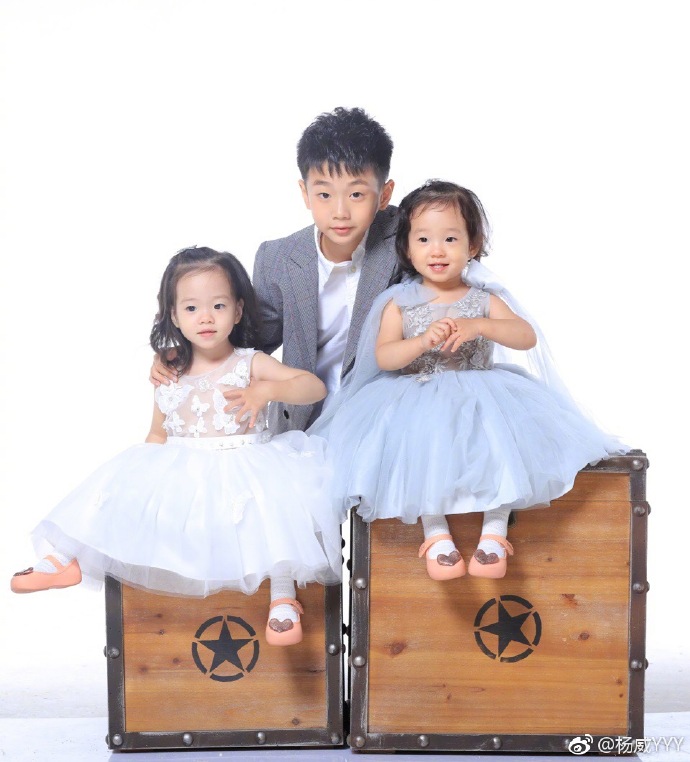 杨威的双胞胎女儿一个像爸爸一个像妈妈，网友：史上最好认！