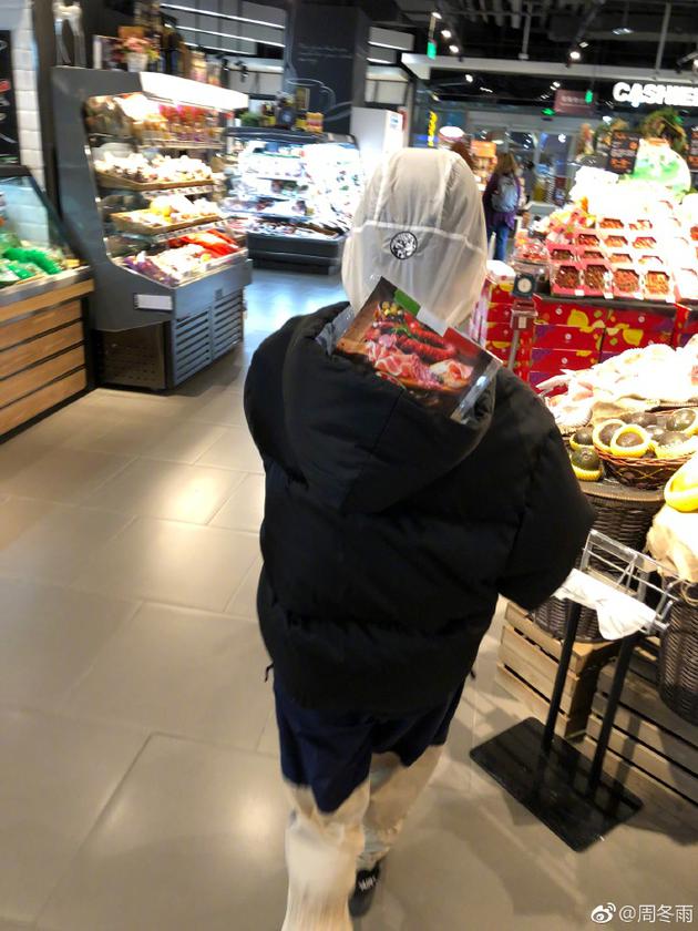 周冬雨同妈妈逛超市拒绝塑料袋 帽子装商品很搞笑