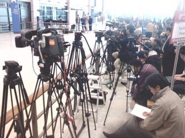韩记者机场架摄像机蹲守郑俊英 或直接被警方逮捕