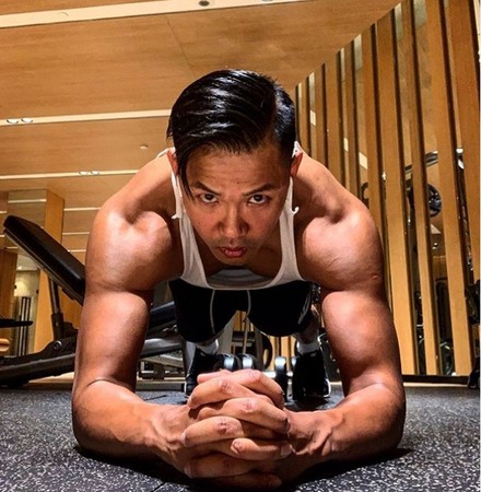 42岁陈建州分享健身照身材超fit  曾经胖至125公斤