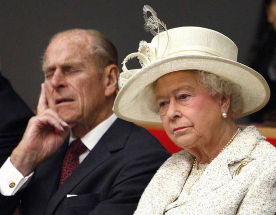 夫妻俩各过各的？英国皇室专家曝菲利普亲王与女王已分居