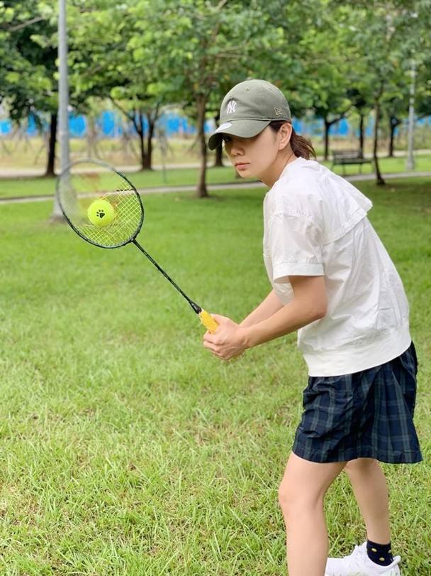 Ella陈嘉桦用羽毛球拍打网球 古灵精怪惹人爱