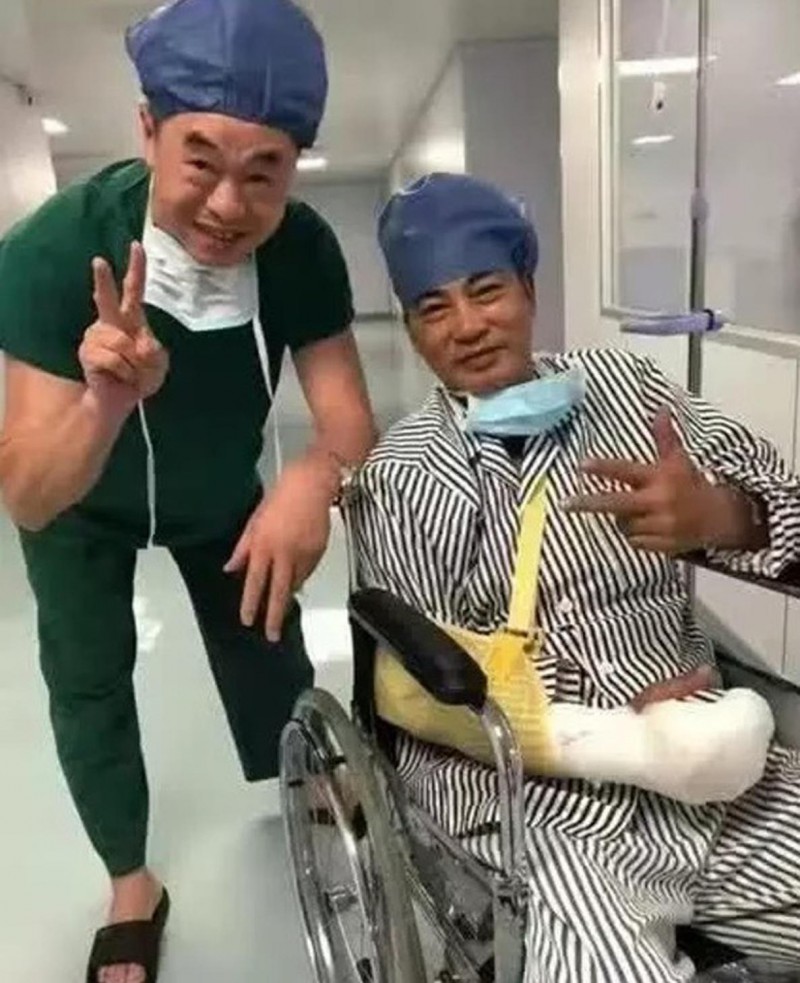 任达华手术后坐轮椅照片曝光 右手伤势严重