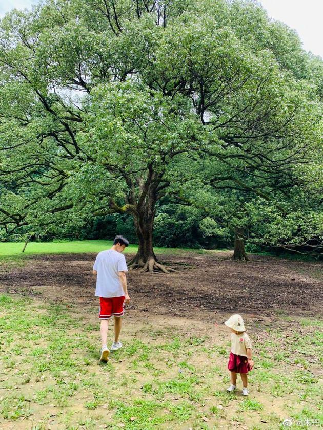 朱丹分享一家三口有爱日常 和周一围带女儿逛公园