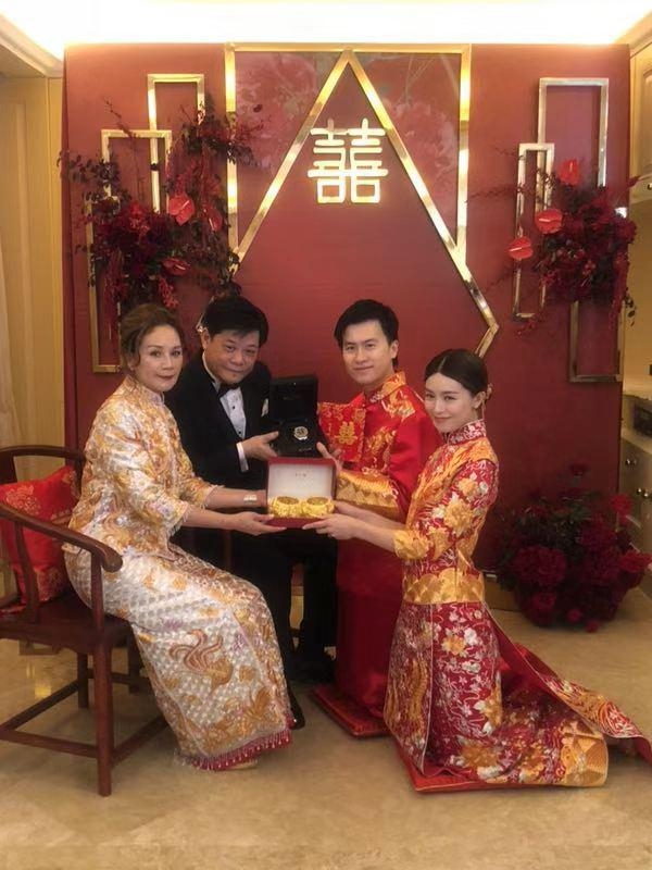 文咏珊穿中式礼服跪拜父母 正式登记嫁为人妻