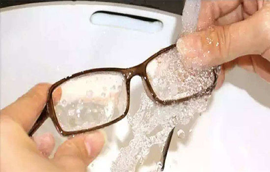 定型喷雾喷到眼镜片上怎么清除 直接用手擦拭可以吗