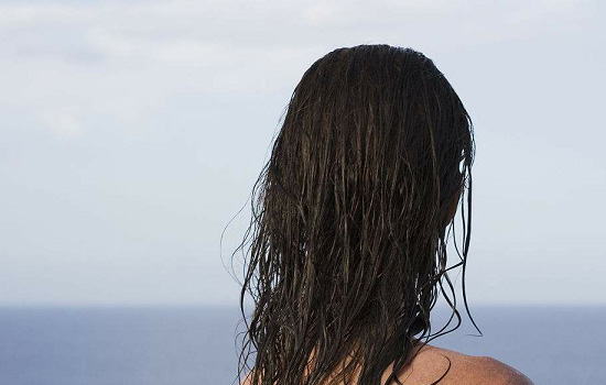 定型喷雾头发干的时候用还是湿的时候用 什么时候用效果最佳